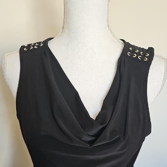 Elegant Black Sleeveless Top - Picture 2 of 6
